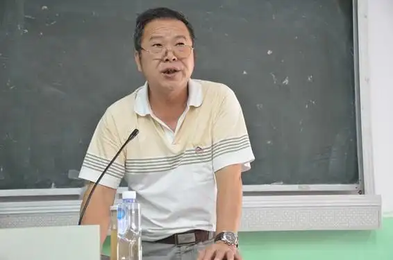 报告会由学院党委黄炳生书记主持,院部全