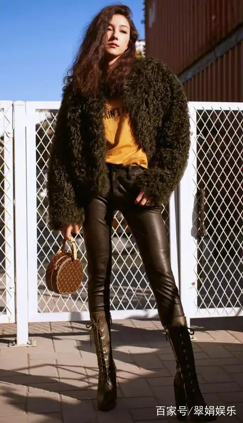 刘承羽:黑色皮裤加绑带筒靴,硬朗帅气
