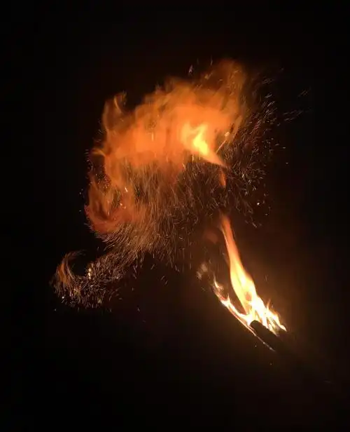 火把节回味童年的撒火把