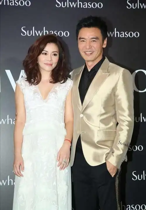 钟镇涛老婆范姜气质真好,穿白色刺绣连衣裙配齐肩发,优雅又高贵