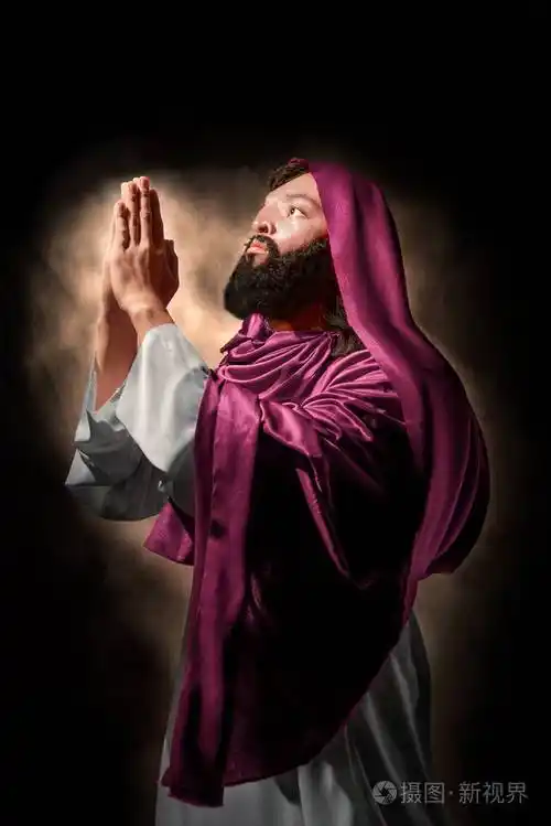 耶稣基督在黑色背景上用手势向上帝祈祷