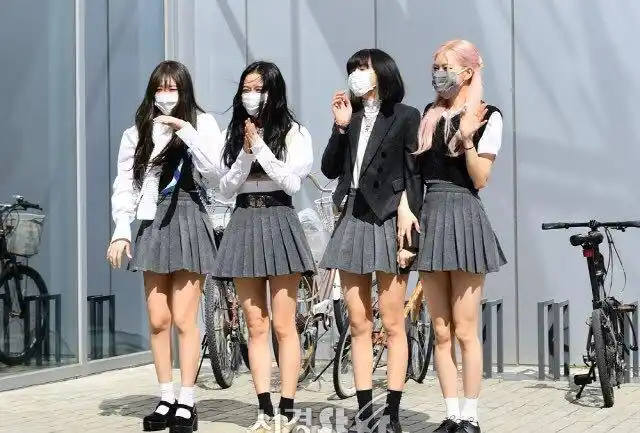 blackpink制服裙造型