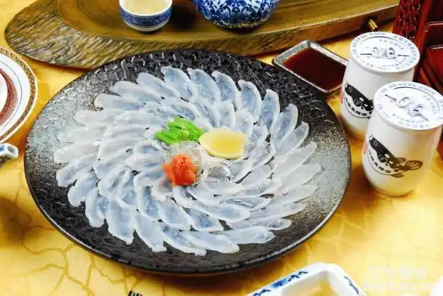 河豚刺身(图片来源于网络)