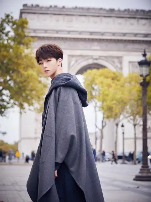 陈立农超话#陈立农巴黎时装周##陈立农灰色斗篷大
