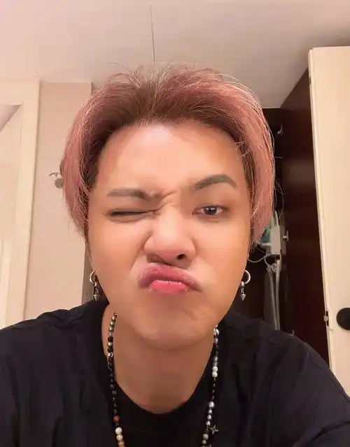 罗志祥晒自拍表情夸张搞怪 称把新歌搞好再来内地_社交_祝福_平台