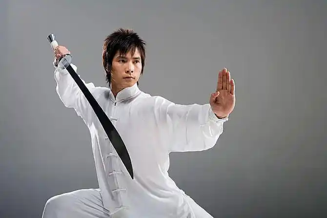 标题:一个男人正在舞刀