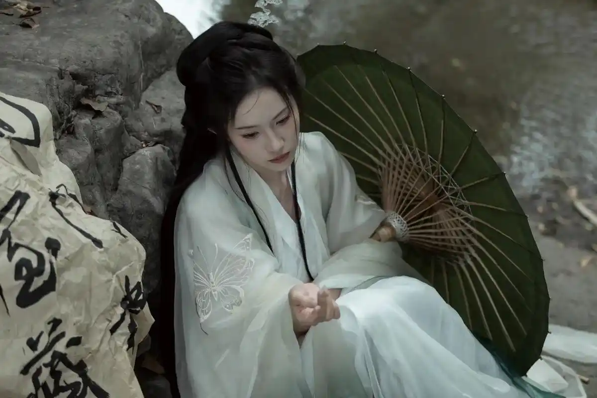 "我欲等你 何惧几个春秋"#原创古风计划 #清冷感 #破碎感 - 抖音