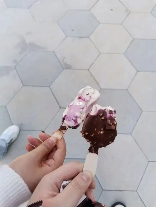 和闺蜜吃雪糕90两种不同方式你是哪一种##夏天  #雪糕