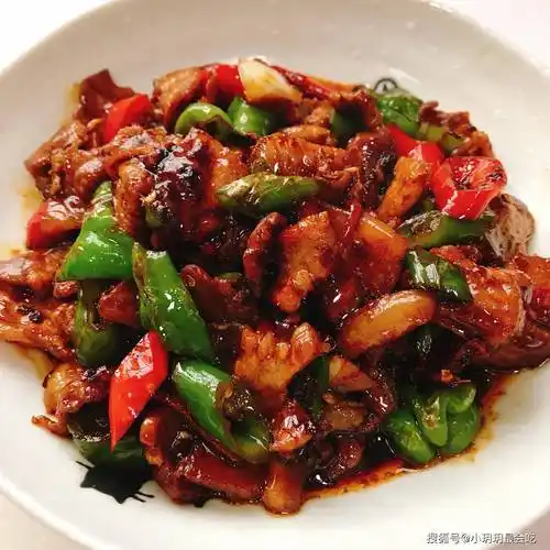 湖南特色小炒肉,透着油香却不腻人,有了此每顿多吃两碗饭_五花肉_彩椒
