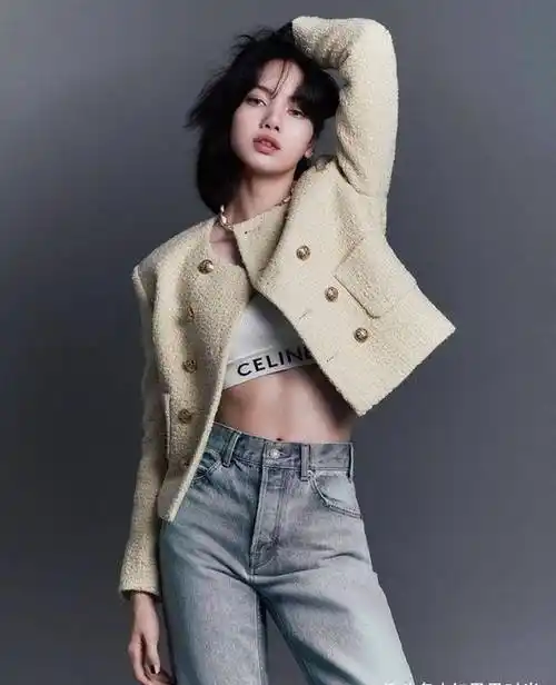 lisa,韩素希撞衫国际超模!「她」靠极品川字腹肌大胜_外套_bra_白色