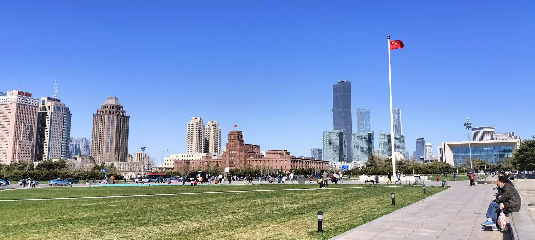 大连四月天,人民广场太美啦!