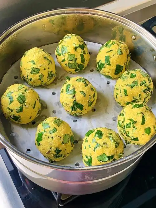 80岁老妈秘制地瓜叶窝窝头配虾酱好香啊77