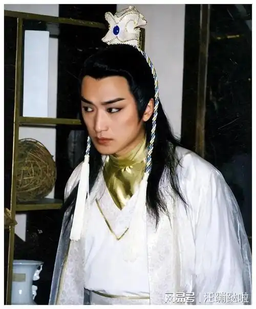 演员邵峰退圈后定居加拿大豪宅内打球吃烤羊茅台洋酒成排