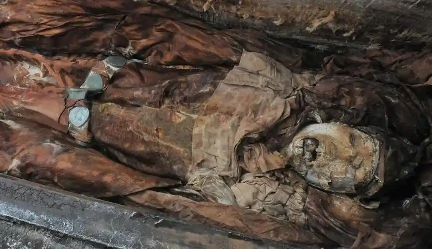 明代宁王后裔古尸出土龙袍玉带完好