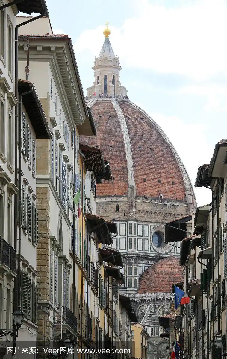 佛罗伦萨一条繁忙的街道,有着巨大的圆顶