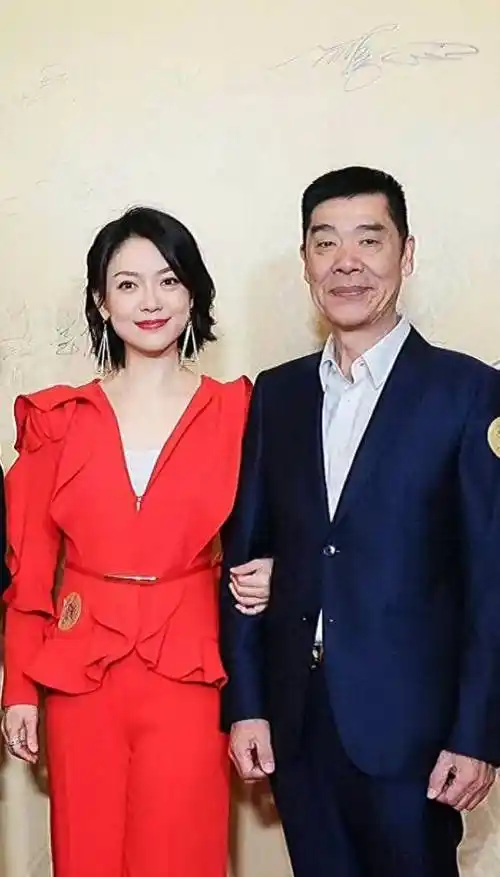 71岁苏志丹的全家福,38岁二婚娶了虎艳芬,女儿苏秋妍已远嫁他乡