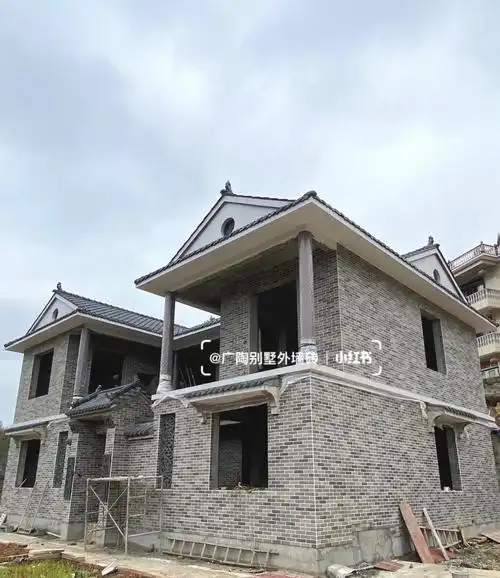 来装饰,不同材质与色彩的细微叠加,这样搭配出来的效果古典又不失内涵