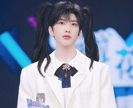 范丞丞穿女装,易烊千玺穿女装,看到蔡徐坤:进错团了吧!