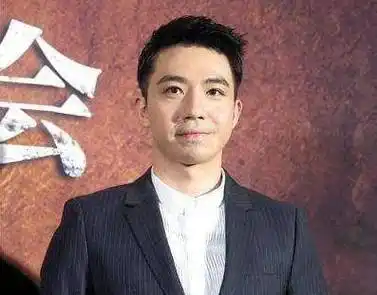 从帅到丑,拍戏时被烧伤毁容的俞灏明,如今凭借《八佰》