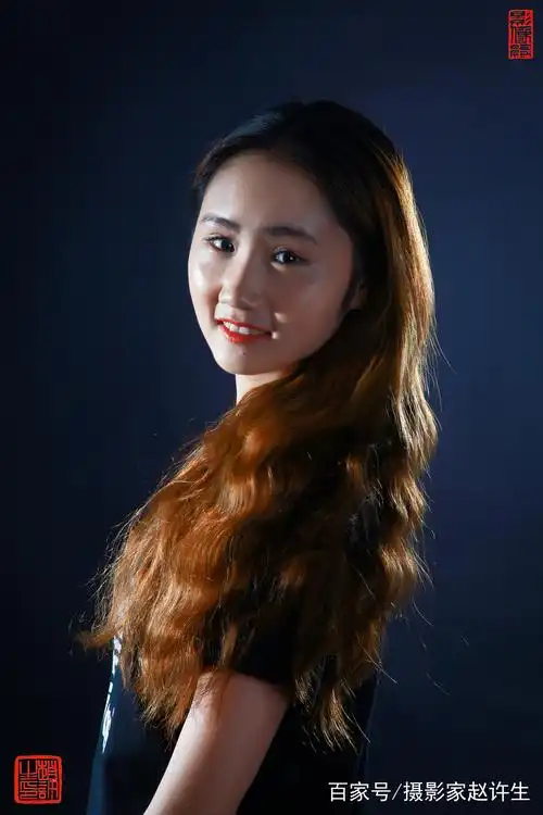 眼睛清澈明亮,柳眉弯弯,皮肤白皙无暇,是一枚青春无敌美少女无疑