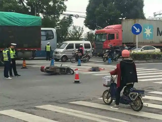 [慎入]实拍:电动车被爆头一刻,无比震撼!