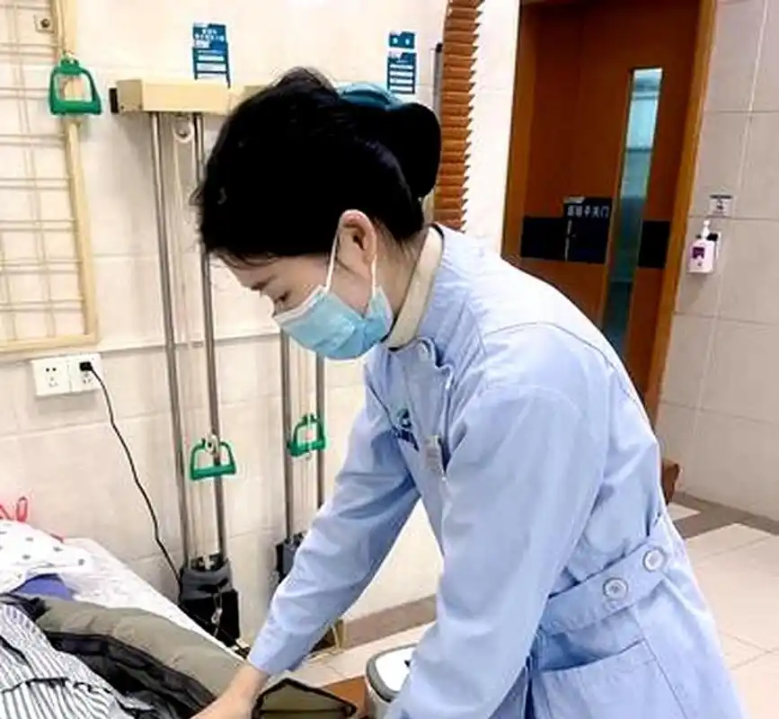 有些护士为什么会在接触人时戴口罩,但在工作台上却脱掉呢?