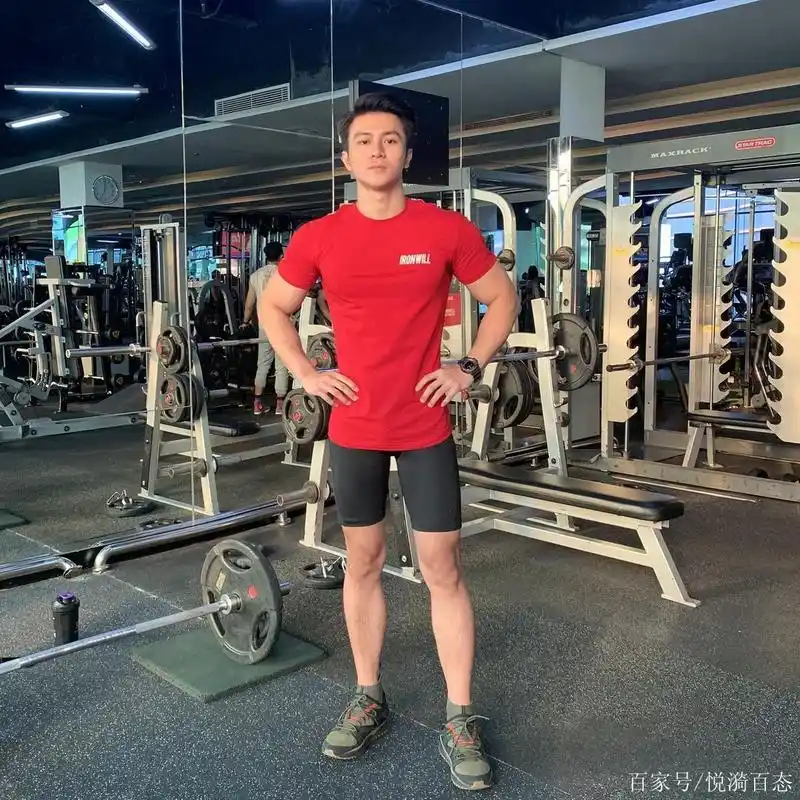 肌肉男模勤练内功,让身材保持良好状态,自信面对镜头