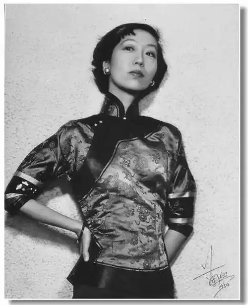 张爱玲. 而长袍的闪光就是虱子