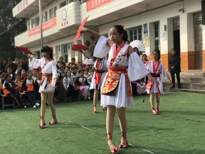 六年级舞蹈《寄明月》