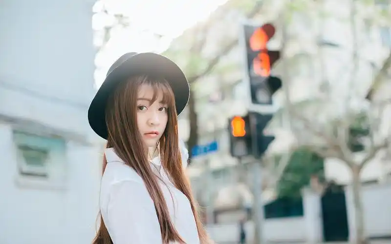 日系美女文艺风街头写真电脑高清壁纸