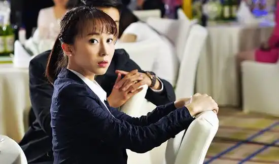 演员许歌[保存到相册]搜狐娱乐讯 昨晚,都市育儿话题剧《还是夫妻》在