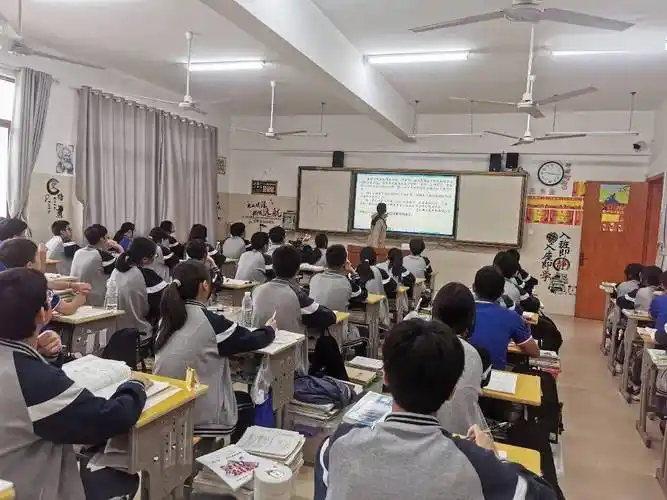 阳朔镇第二中学聚力精研共话双减