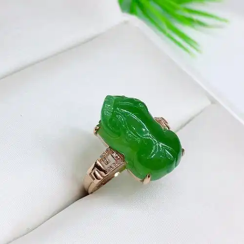 时尚新疆和田玉戒指女翡翠招财苹果绿碧玉貔貅镶18k金指环送老婆