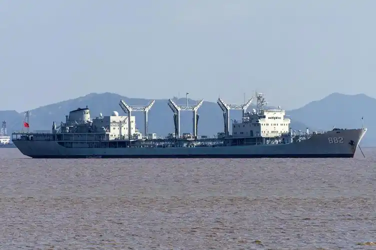 中华补给第一舰—鄱阳湖舰驰骋大洋40载,光荣退役