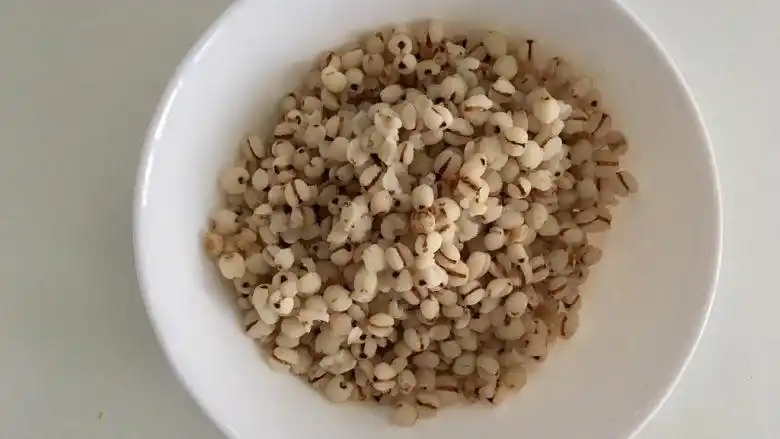 泡好的薏米放高压锅压熟(上汽转小火15分钟)或者直接电饭锅煮熟1.