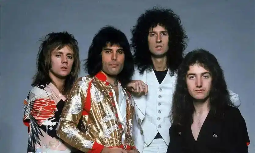 布赖恩·梅(吉他手),罗杰·泰勒(鼓手),约翰·迪肯(贝斯手)组成