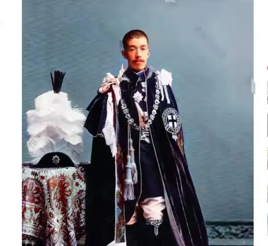 而大正天皇在发言时候突然发病,他将发言用的演讲稿卷成圆筒当