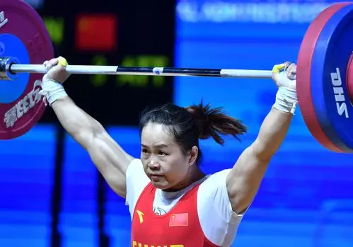 举重亚锦赛:邓薇打破女子64公斤级三项世界记录