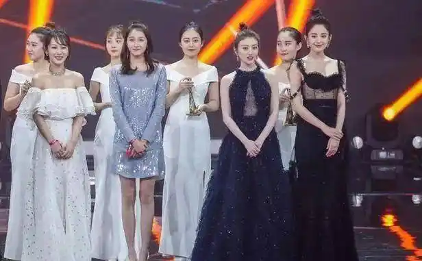 与钟楚曦同框走红毯,关晓彤的面容更精致一些,但还是被衣服拖垮了,也