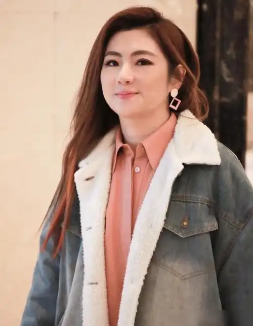 selina越来越有气质玫粉色毛绒大衣内搭条纹衫微胖更有贵妇感