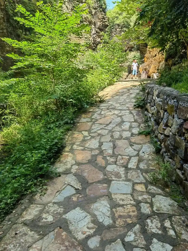 全胜峡北湖旅游步道,辅施的天然花斑纹石板,和环境非常和谐,是 - 抖音