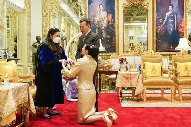 泰国王后和国王高调秀恩爱斗倒贵妃段位高却没有人真正赢了