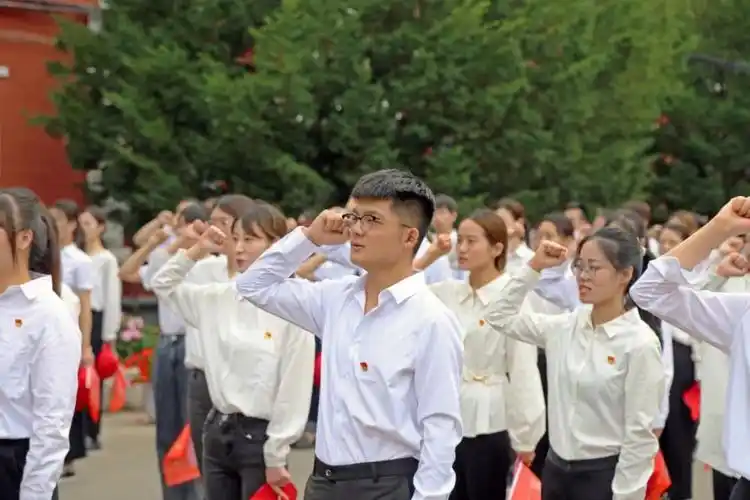 辽宁大学举行百名新党员入党宣誓仪式