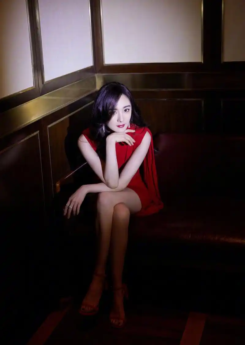 杨幂  一字带凉鞋秀美腿玉足