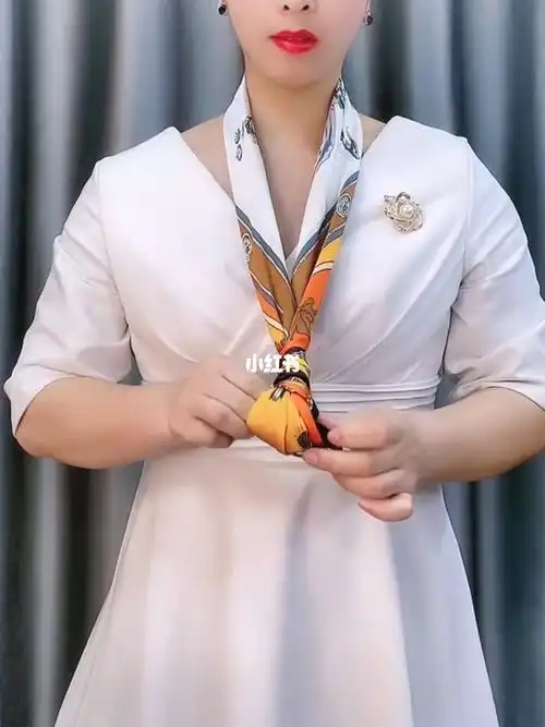 百变丝巾教程  #丝巾新花样  #丝巾系法又来更新了  钻石96结系法