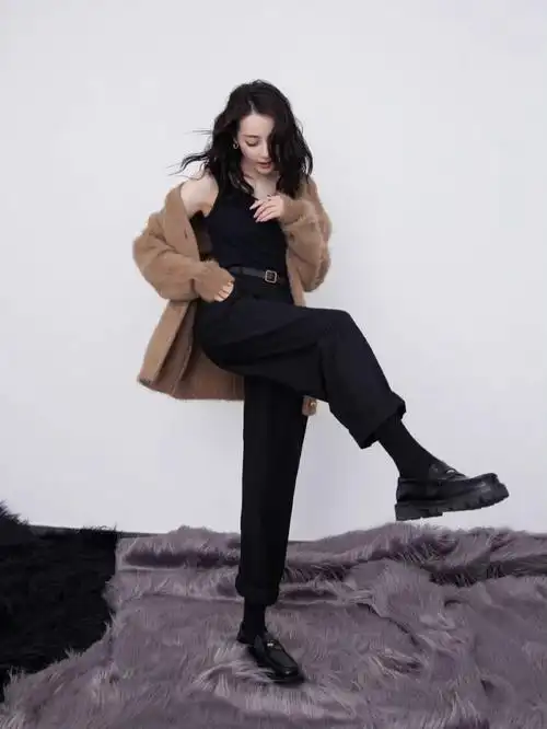 迪丽热巴穿搭简约大方发丝温柔环绕