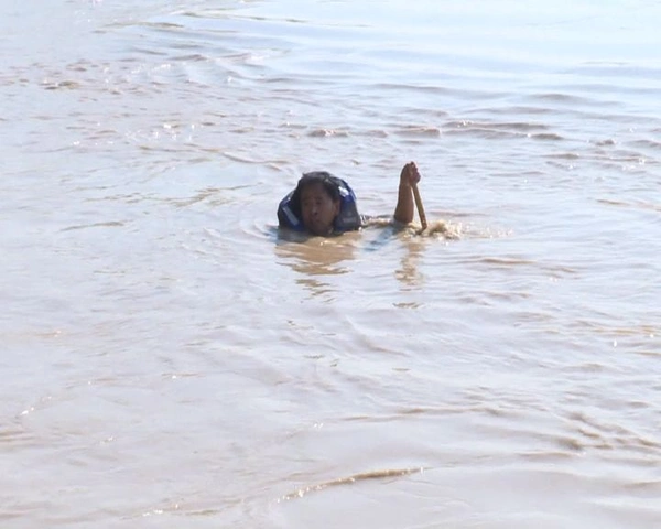 发生溺水的原因主要是孩子的无知,还有盲目施救造成的,光靠撵人,他们