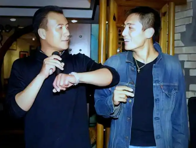 回顾胡军台上霸气硬汉把温柔给了两个女人儿子却不像亲生的