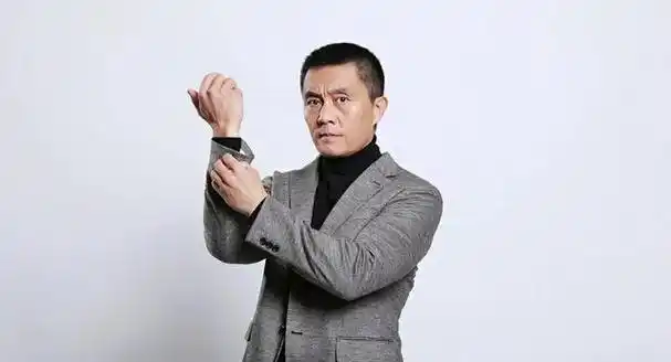 是一个很有名的演员.常戎拍过《余罪》,《春晖》,《十天》等等.