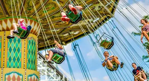 在国王岛游乐场乘坐刺激的旋转秋千